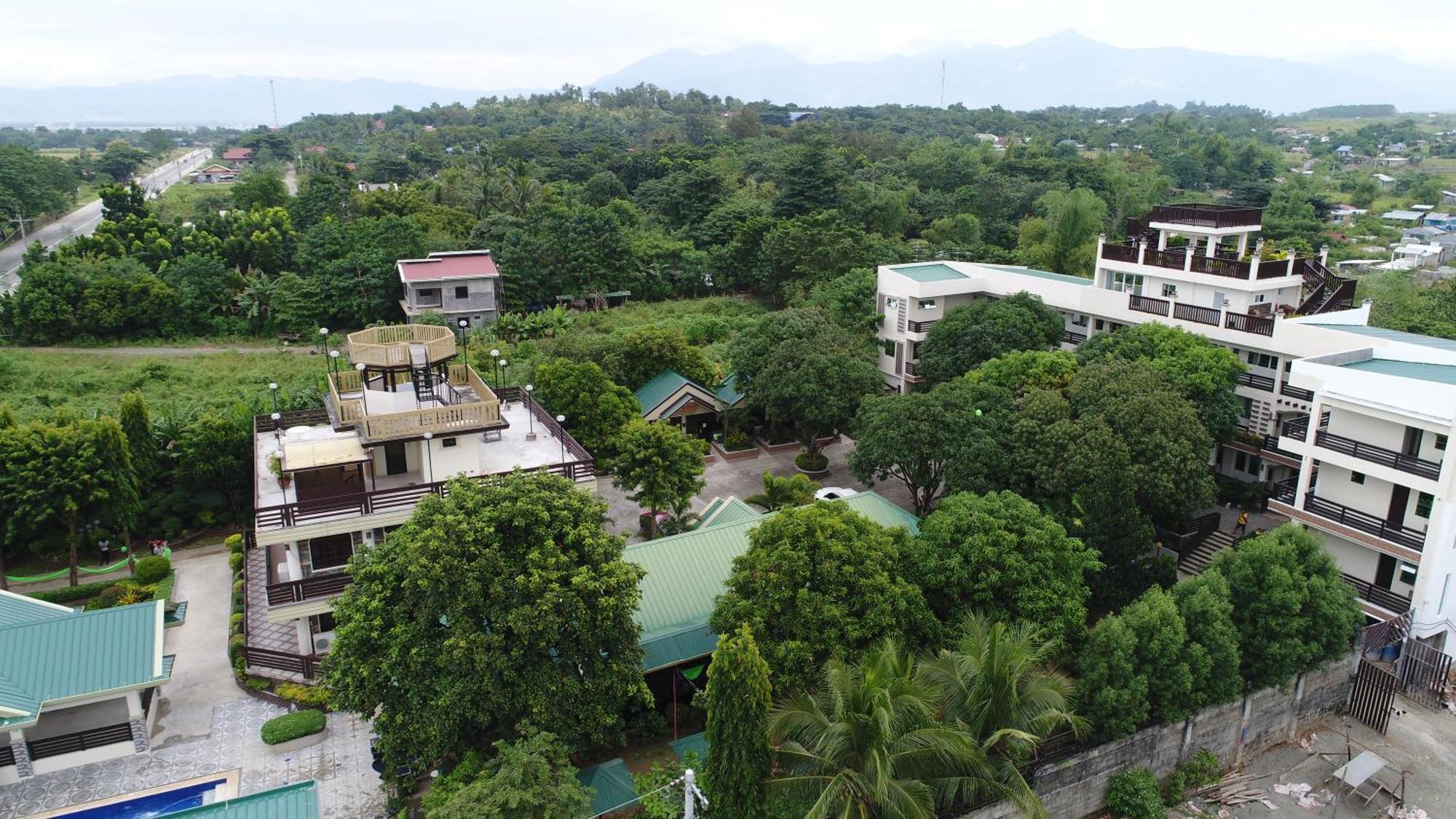 Villa Esmeralda Bryan'S Resort Hotel And Restaurant Palayan City Eksteriør billede
