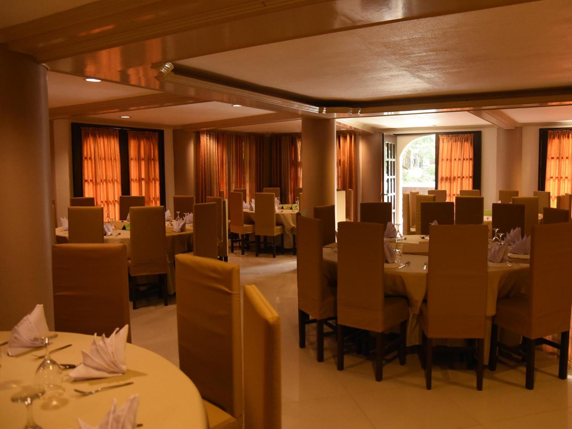 Villa Esmeralda Bryan'S Resort Hotel And Restaurant Palayan City Eksteriør billede